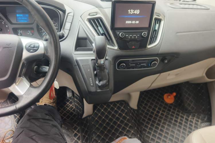 Used Ford Tourneo Custom 2017 2.0T Automatic Elite Version Audio And AC Panel