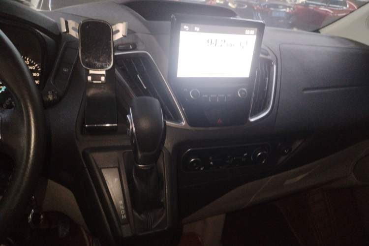 Used Ford Tourneo Custom 2017 2.0T Automatic Elite Version Audio And AC Panel