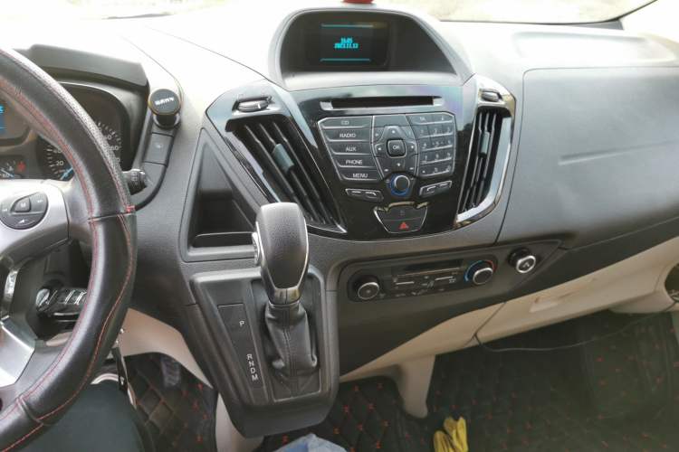 Used Ford Tourneo Custom 2017 2.0T Automatic Elite Edition Audio And AC Panel