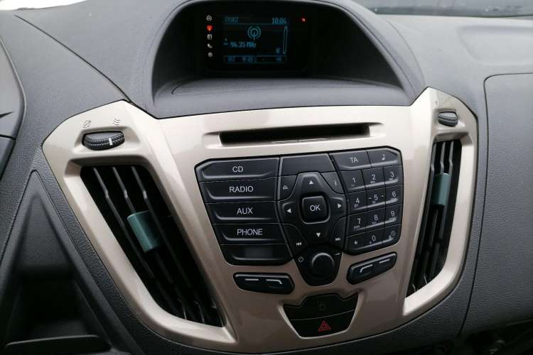 Used Ford Tourneo Custom 2017 2.0T Automatic Elite Edition Audio And AC Panel
