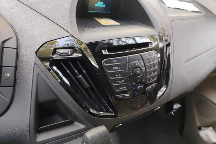 Used Ford Tourneo Custom 2017 2.0T Automatic Elite Edition Audio And AC Panel
