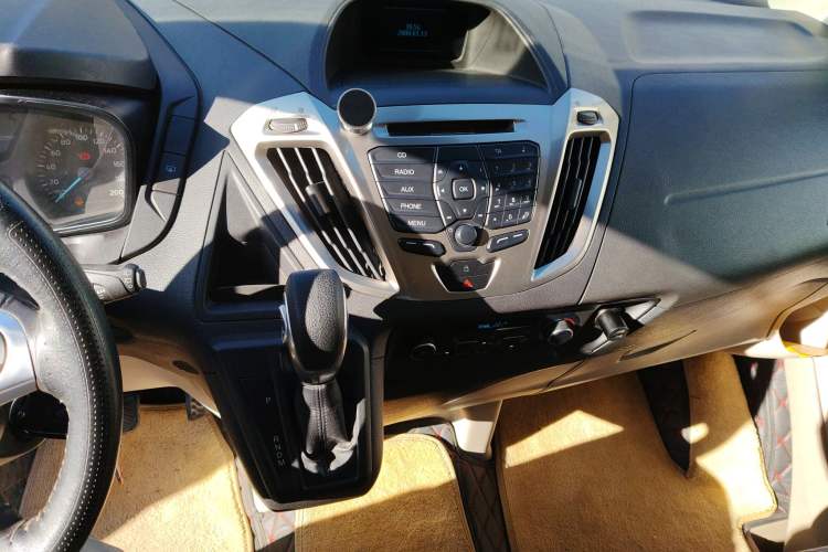 Used Ford Tourneo Custom 2017 2.0T Automatic Elite Edition Audio And AC Panel