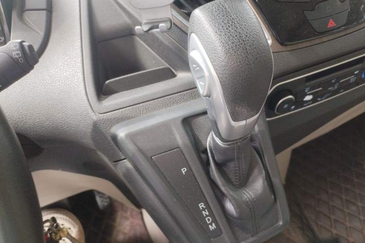 Used Ford Tourneo Custom 2017 2.0T Automatic Elite Version Gear Lever