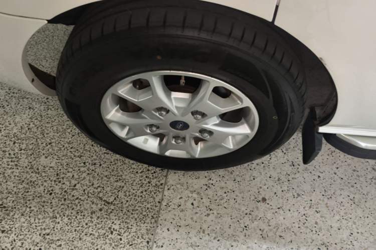 Used Ford Tourneo Custom 2017 2.0T Automatic Elite Edition Left Front Wheel Hub