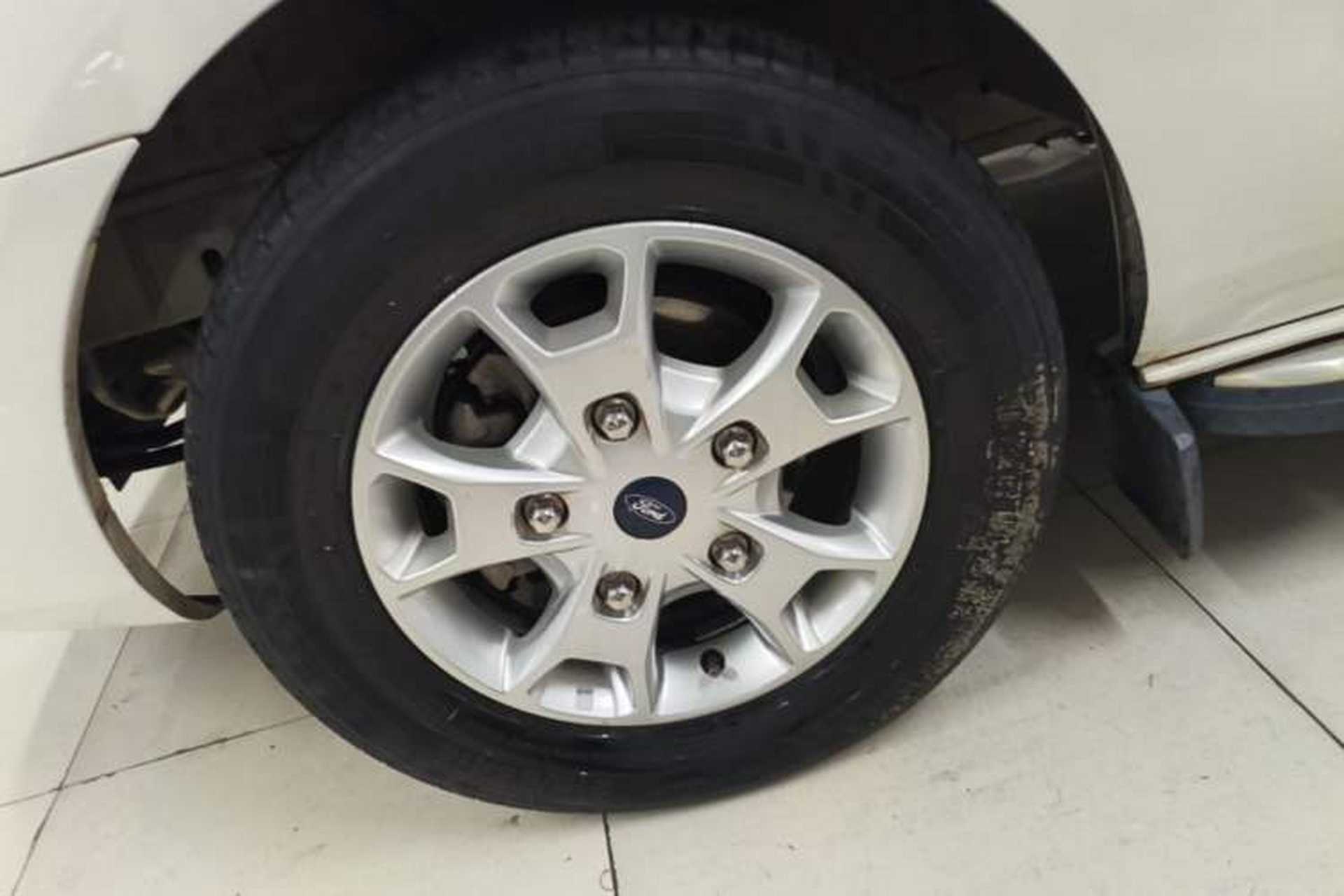 Used Ford Tourneo Custom 2017 2.0T Automatic Elite Edition Left Front Wheel Hub