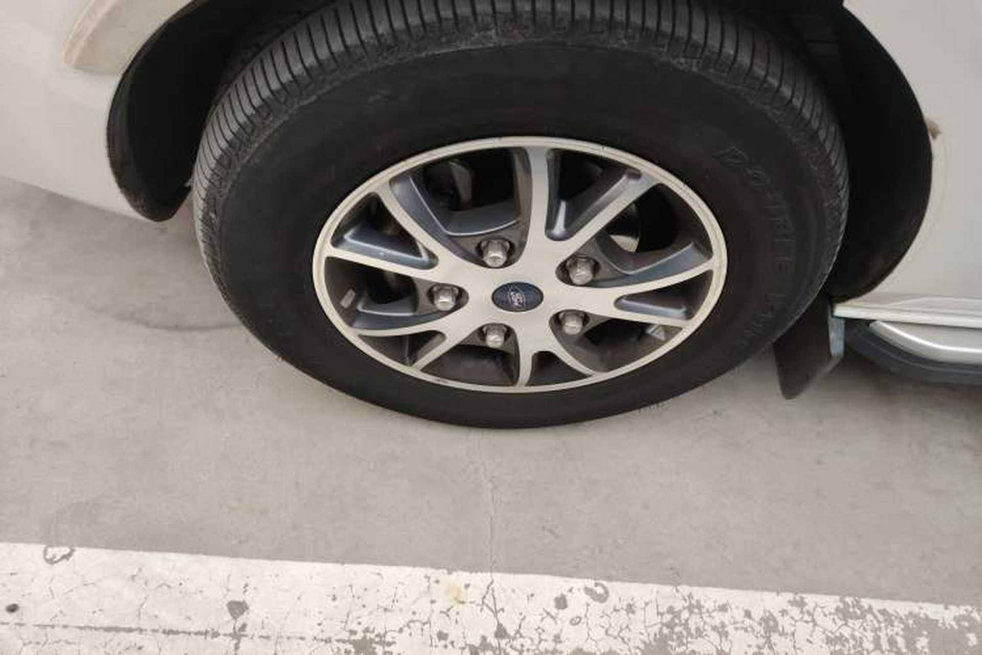Used Ford Tourneo Custom 2017 2.0T Automatic Elite Version Left Front Wheel Hub