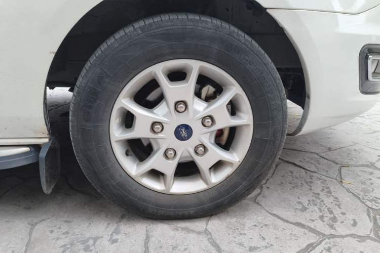 Used Ford Tourneo Custom 2017 2.0T Automatic Elite Edition Right Front Wheel Hub
