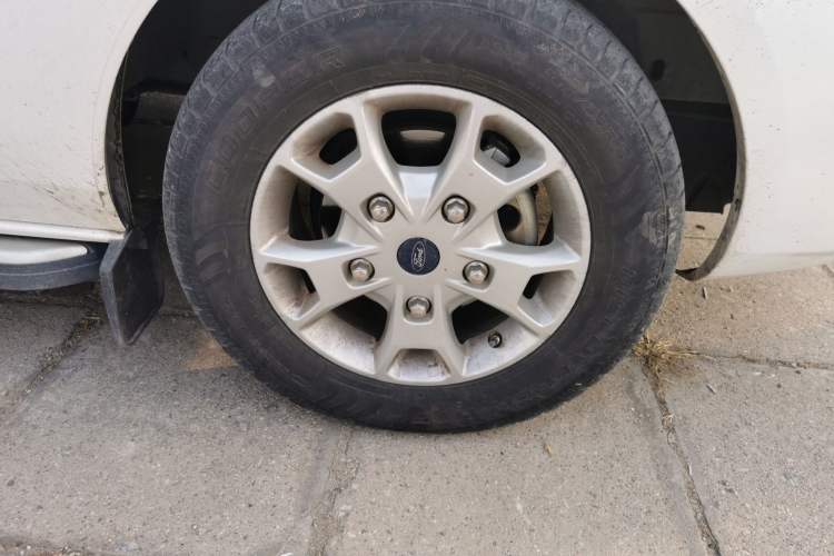 Used Ford Tourneo Custom 2017 2.0T Automatic Elite Edition Right Front Wheel Hub