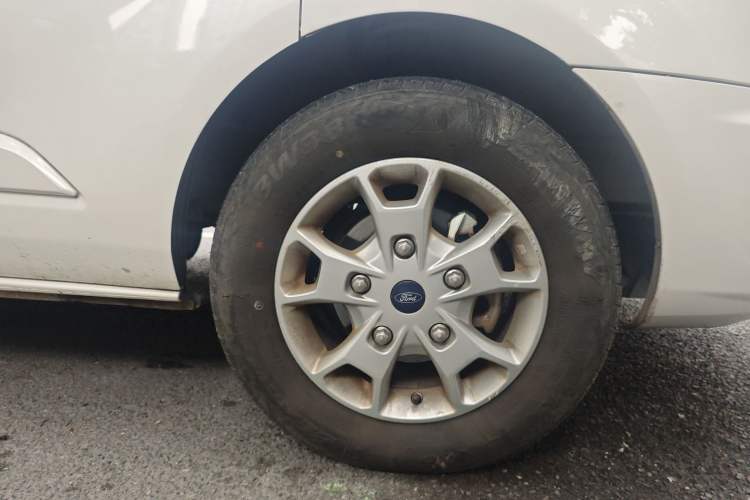 Used Ford Tourneo Custom 2017 2.0T Automatic Elite Edition Right Front Wheel Hub