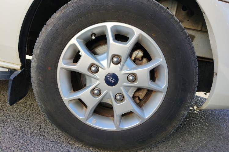 Used Ford Tourneo Custom 2017 2.0T Automatic Elite Edition Right Front Wheel Hub