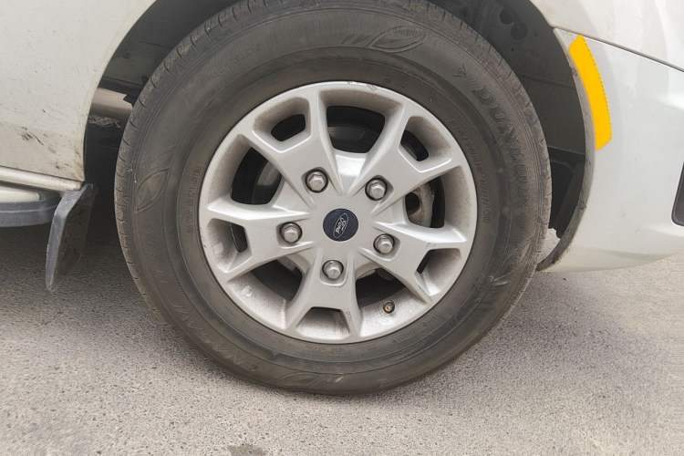 Used Ford Tourneo Custom 2017 2.0T Automatic Elite Edition Right Front Wheel Hub