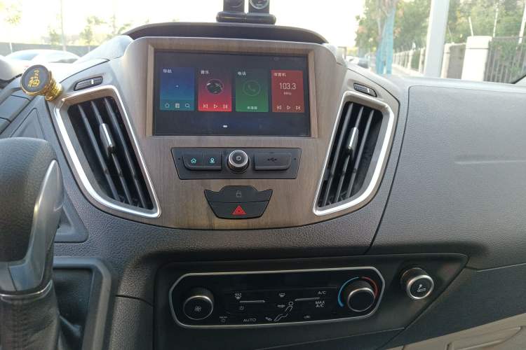 Used Ford Tourneo Custom 2020 2.0T Automatic Elite Version China VI Standard Audio And AC Panel