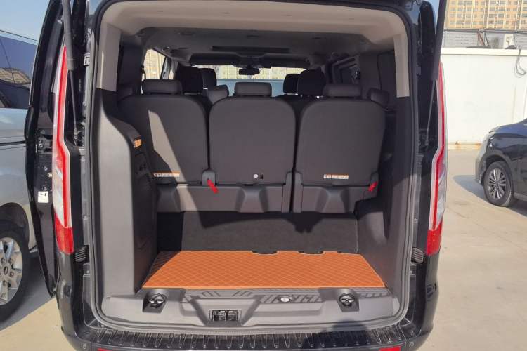 Used Ford Tourneo Custom 2020 2.0T Automatic Elite Edition China VI Standard Interior 3