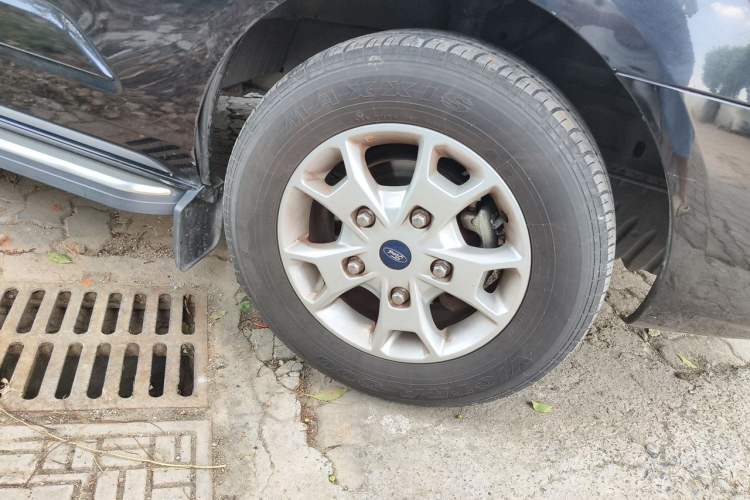 Used Ford Tourneo Custom 2020 2.0T Automatic Elite Edition China VI Standard Right Front Wheel Hub