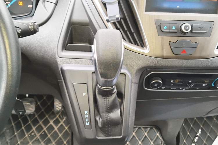 Used Ford Tourneo Custom 2020 Revised Version 2.0T Automatic – Elite Edition Gear Lever
