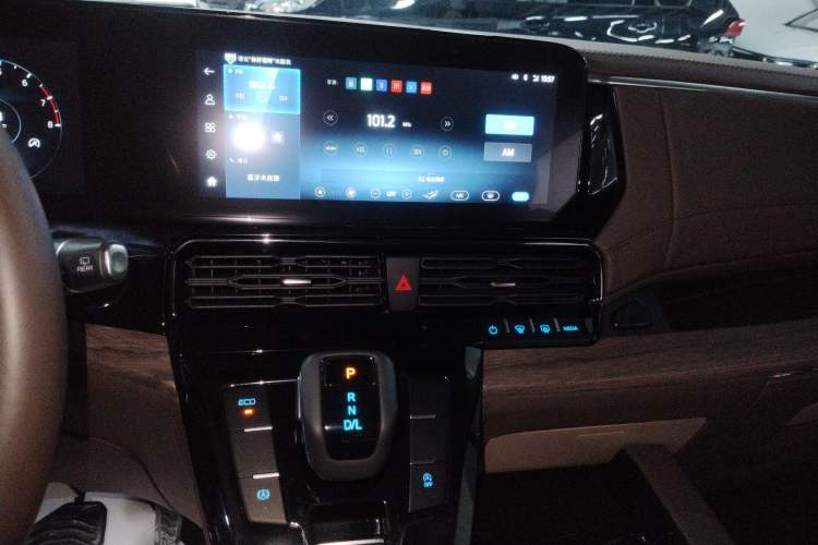 Used Ford Tourneo Custom 2023 2.0T Automatic Comfort Edition Audio And AC Panel