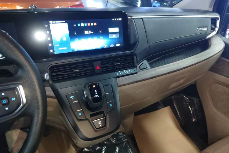 Used Ford Tourneo Custom 2023 2.0T Automatic Comfort Edition Audio And AC Panel