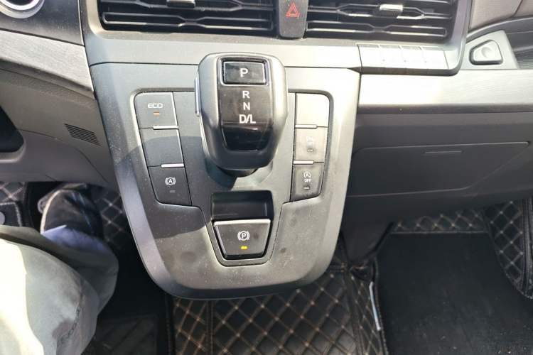 Used Ford Tourneo Custom 2023 2.0T Automatic Prestige Edition Gear Lever