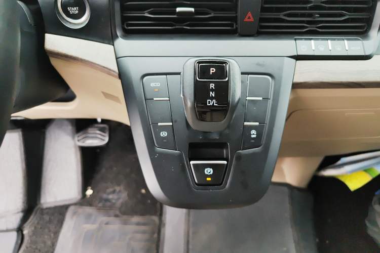 Used Ford Tourneo Custom 2023 2.0T Automatic Comfort Edition Gear Lever