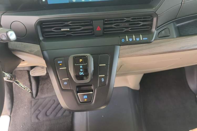 Used Ford Tourneo Custom 2023 2.0T Automatic Comfort Edition Gear Lever