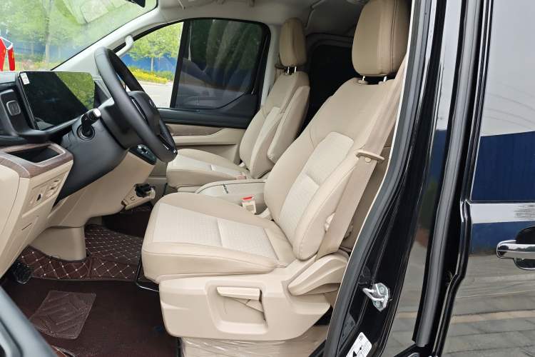 Used Ford Tourneo Custom 2023 2.0T Automatic Comfort Edition Left Front Seat