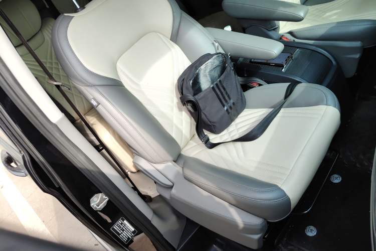 Used Ford Tourneo Custom 2023 2.0T Automatic Prestige Edition Right Front Seat