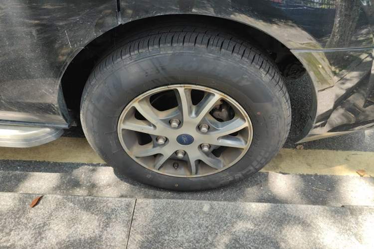 Used Ford Tourneo Custom 2023 2.0T Automatic Comfort Edition Right Front Wheel Hub