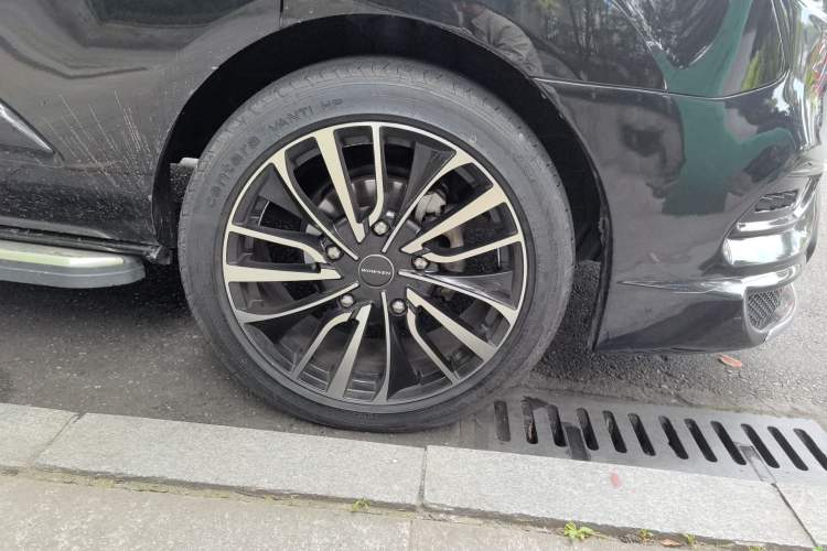 Used Ford Tourneo Custom 2023 2.0T Automatic Comfort Edition Right Front Wheel Hub