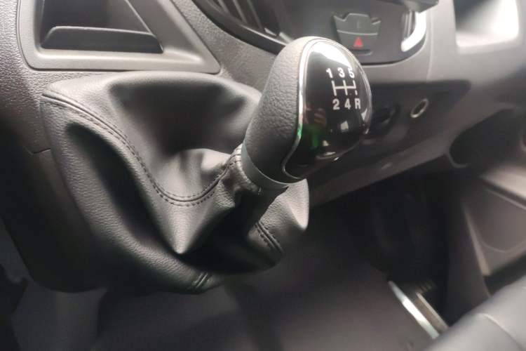 Used Ford Transit 2019 2.0T Diesel Multi-Purpose Commercial Vehicle Short Wheelbase Low Roof 6-Seater China VI Standard Gear Lever