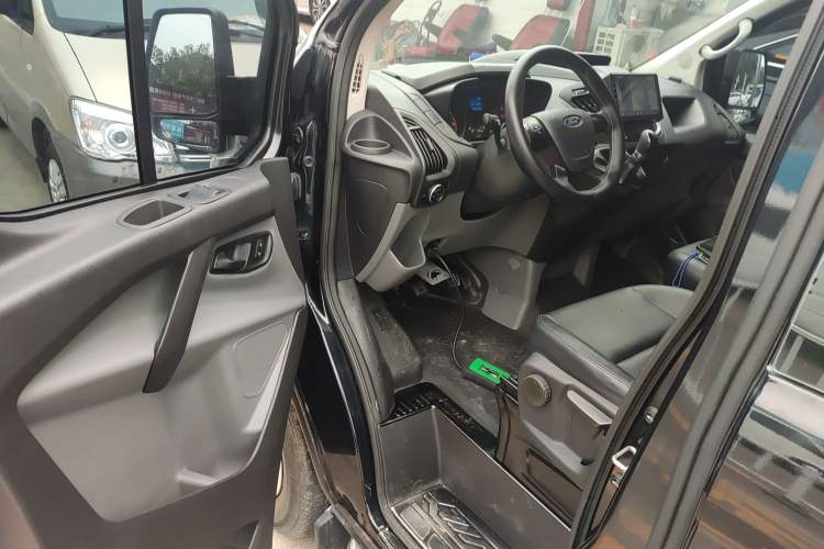 Used Ford Transit 2019 2.0T Diesel Multi-Purpose Commercial Vehicle Short Wheelbase Low Roof 6-Seater China VI Standard Interior 3
