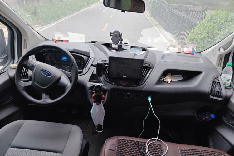Used Ford Transit 2020 2.0T Gasoline Multi-Function Commercial Vehicle Mid-Drive Low-Roof Design with Dual Rear Doors Meeting China VI Emission Standards Center Console