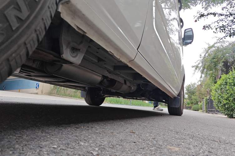 Used Ford Transit 2020 2.0T Gasoline Multi-Function Commercial Vehicle Mid-Drive Low-Roof Design with Dual Rear Doors Meeting China VI Emission Standards Chassis Rear Right
