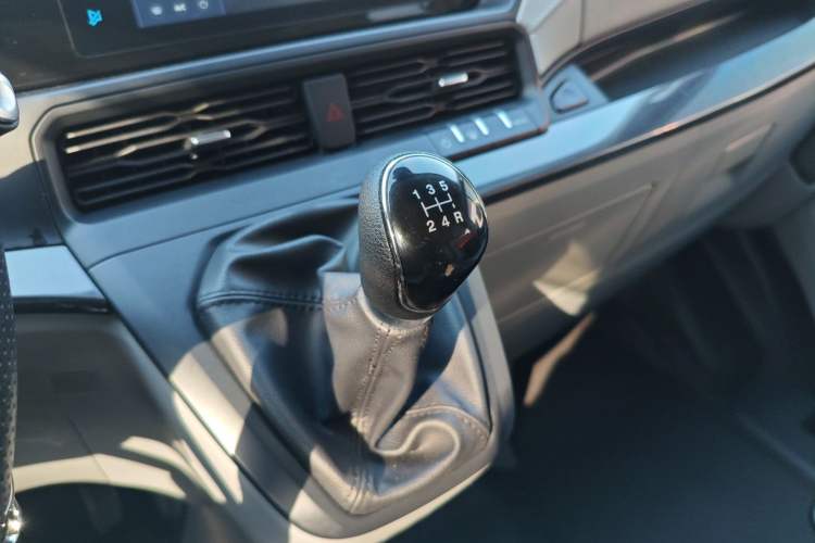 Used Ford Transit 2023 2.0T Diesel Manual Commercial & Travel Version Mid-axle Medium Roof 7/8/9-Seater Gear Lever