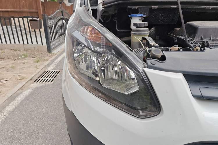 Used Ford Transit 2020 2.0T Gasoline Multi-Function Commercial Vehicle Mid-Drive Low-Roof Design with Dual Rear Doors Meeting China VI Emission Standards Right Front Headlight