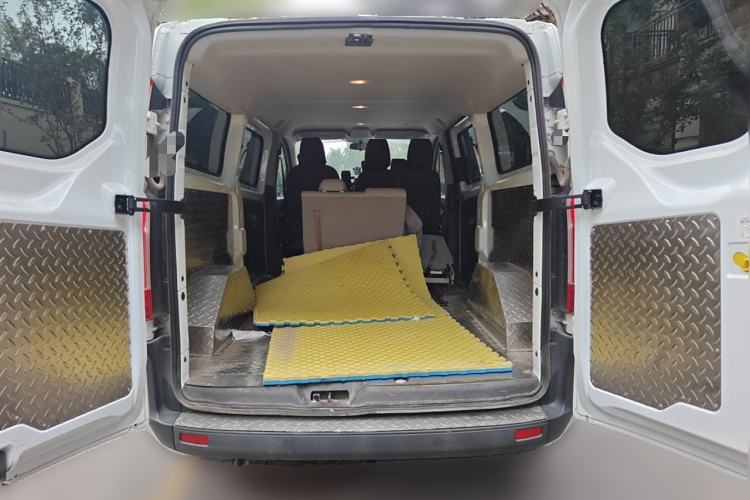 Used Ford Transit 2020 2.0T Gasoline Multi-Function Commercial Vehicle Mid-Drive Low-Roof Design with Dual Rear Doors Meeting China VI Emission Standards Trunk