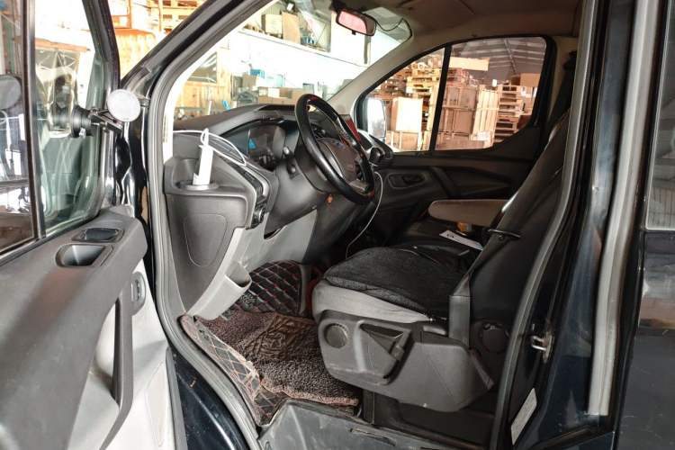 Used Ford Transit 2017 2.0T Diesel Multi-Purpose Commercial Vehicle Short Wheelbase Low Roof China V Standard Driver Seat