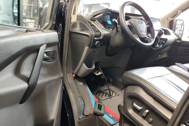 Used Ford Transit 2017 2.0T Diesel Multi-Purpose Commercial Vehicle Short Wheelbase Low Roof China V Standard Driver Seat