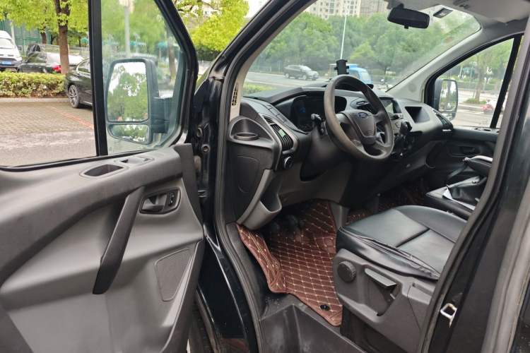 Used Ford Transit 2017 2.0T Diesel Multi-Purpose Commercial Vehicle Short Wheelbase Low Roof China V Standard Driver Seat
