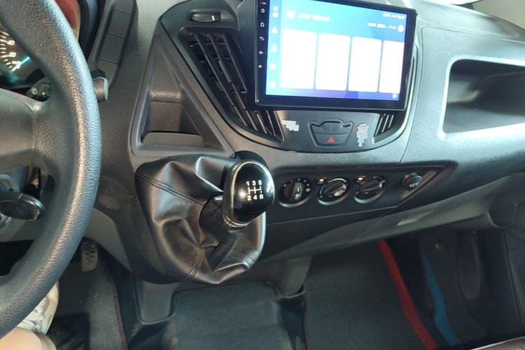 Used Ford Transit 2017 2.0T Diesel Multi-Purpose Commercial Vehicle Short Wheelbase Low Roof China V Standard Gear Lever