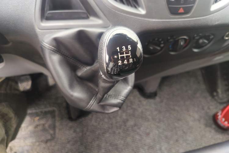 Used Ford Transit 2017 2.0T Diesel Multi-Purpose Commercial Vehicle Short Wheelbase Low Roof China V Standard Gear Lever