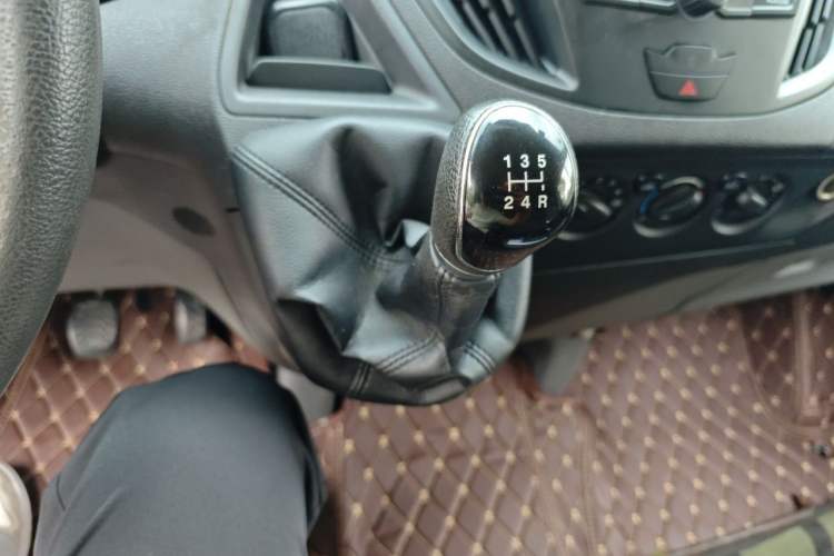 Used Ford Transit 2017 2.0T Diesel Multi-Purpose Commercial Vehicle Short Wheelbase Low Roof China V Standard Gear Lever