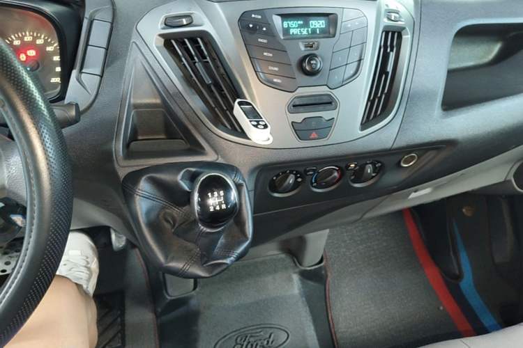 Used Ford Transit 2017 2.0T Diesel Multi-Purpose Commercial Vehicle Short Wheelbase Low Roof China V Standard Gear Lever