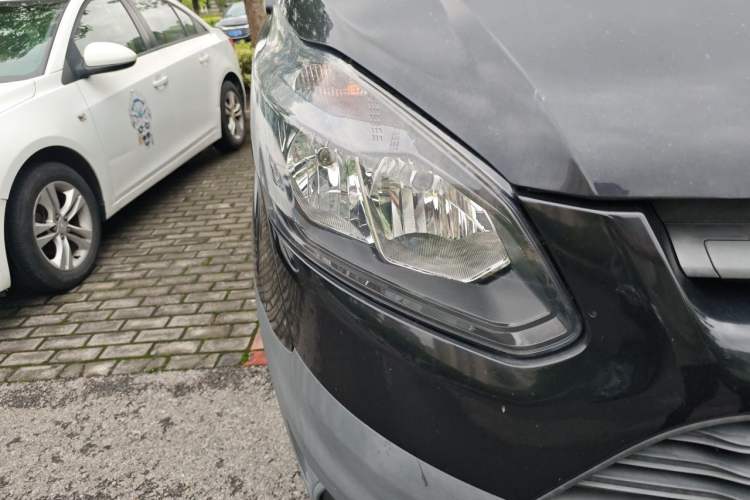 Used Ford Transit 2017 2.0T Diesel Multi-Purpose Commercial Vehicle Short Wheelbase Low Roof China V Standard Right Front Headlight