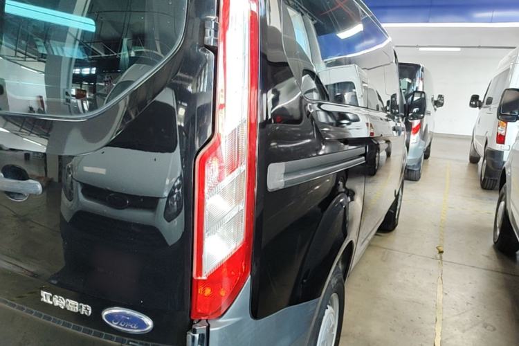 Used Ford Transit 2017 2.0T Diesel Multi-Purpose Commercial Vehicle Short Wheelbase Low Roof China V Standard Right Rear Taillight
