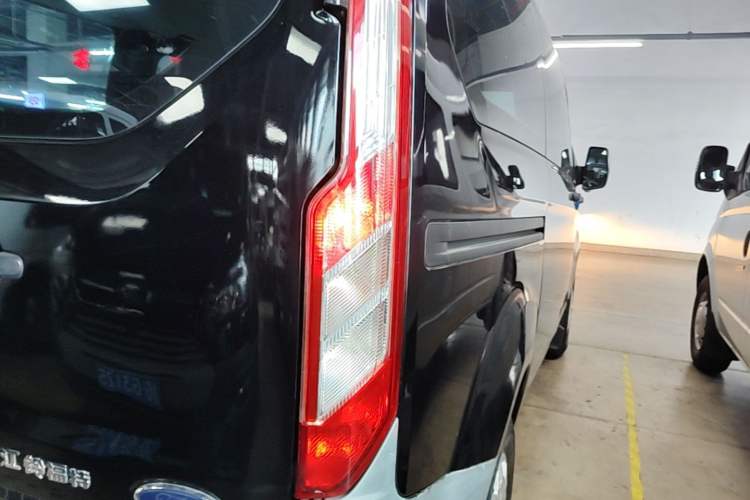 Used Ford Transit 2017 2.0T Diesel Multi-Purpose Commercial Vehicle Short Wheelbase Low Roof China V Standard Right Rear Taillight