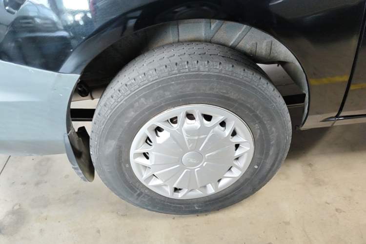 Used Ford Transit 2017 2.0T Diesel Multi-Purpose Commercial Vehicle Short Wheelbase Low Roof China V Standard Right Rear Wheel Hub