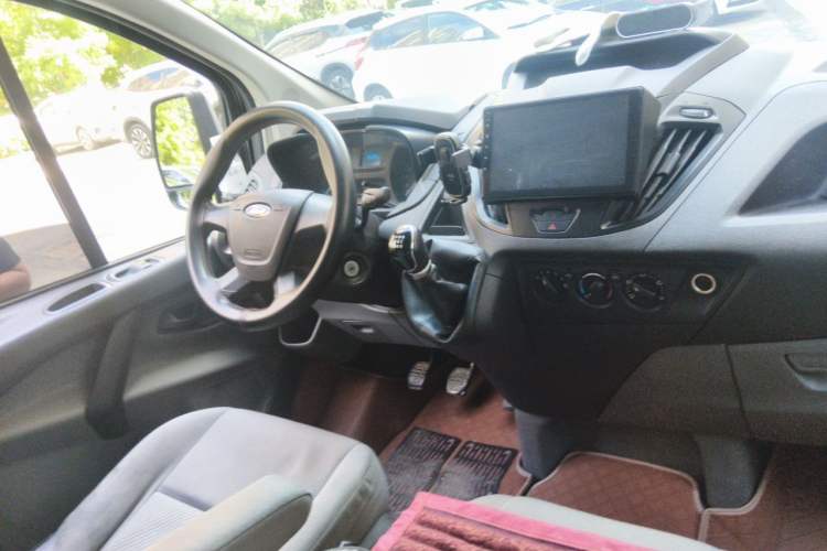 Used Ford Transit 2017 2.0T Diesel Multi-Purpose Commercial Vehicle Short Wheelbase Low Roof China V Standard Steering Wheel
