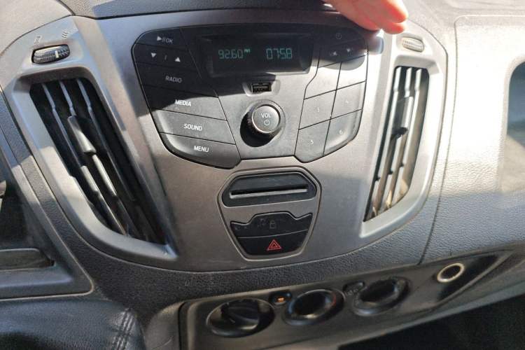 Used Ford Transit 2017 2.0T Diesel Van Short Wheelbase Low Roof China V Standard Audio And AC Panel