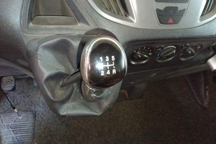 Used Ford Transit 2017 2.0T Diesel Multi-Purpose Commercial Vehicle Short Wheelbase Low Roof China V Standard Gear Lever