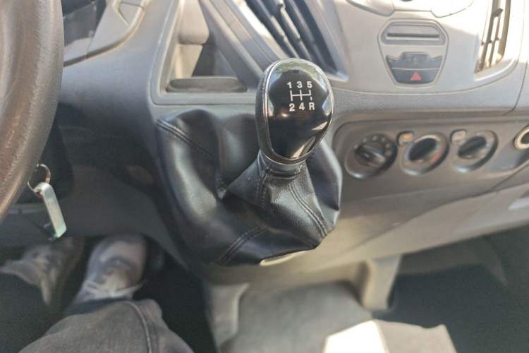 Used Ford Transit 2017 2.0T Diesel Van Short Wheelbase Low Roof China V Standard Gear Lever